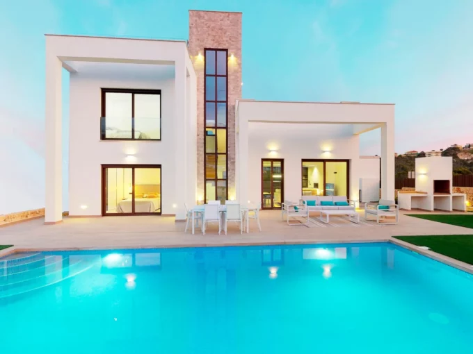 Luxury villa in Finestrat with illuminated private pool