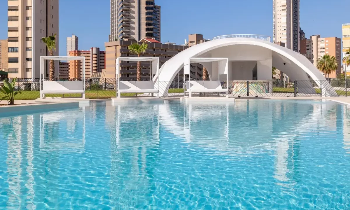 04-benidorm-beach-outdoor-pool