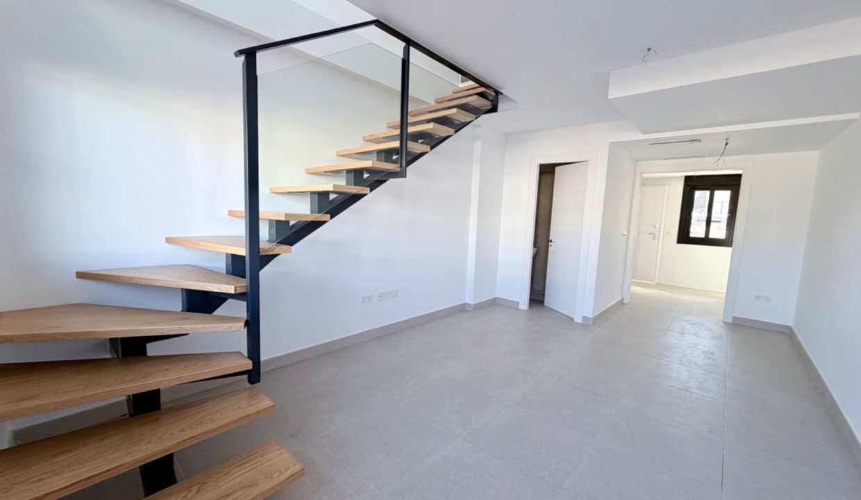 04-gran-alacant-salon-escalera
