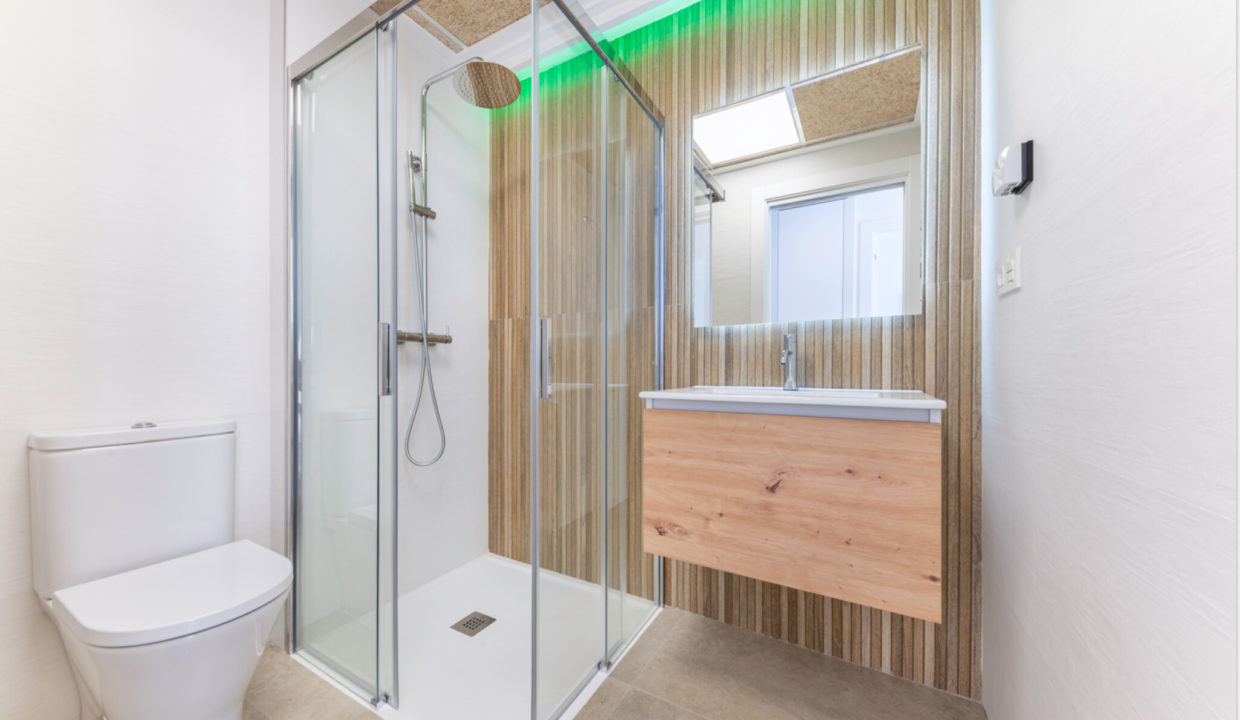 06-balcones-de-vivi-modern-bathroom