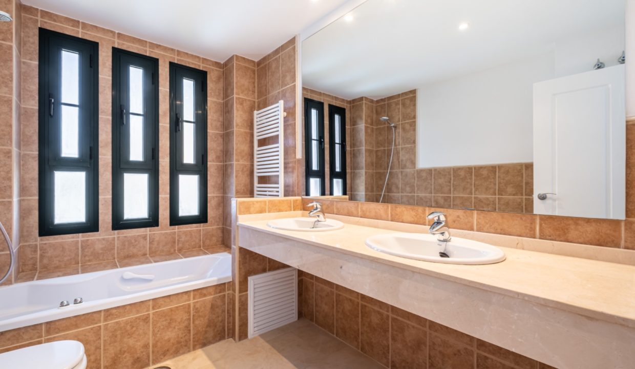 07-los-altos-sierra-cortina-main-bathroom