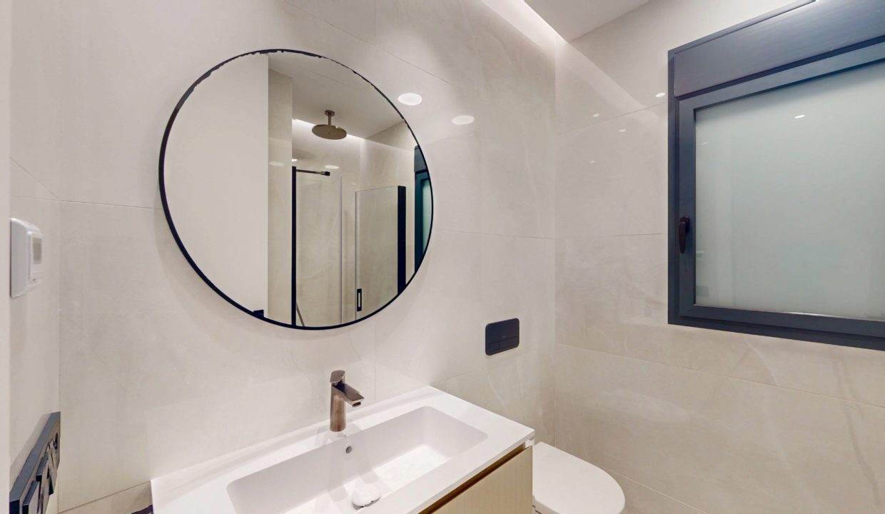08-main-bathroom-walk-in-shower