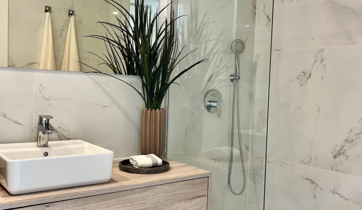 15-benidorm-beach-second-bathroom