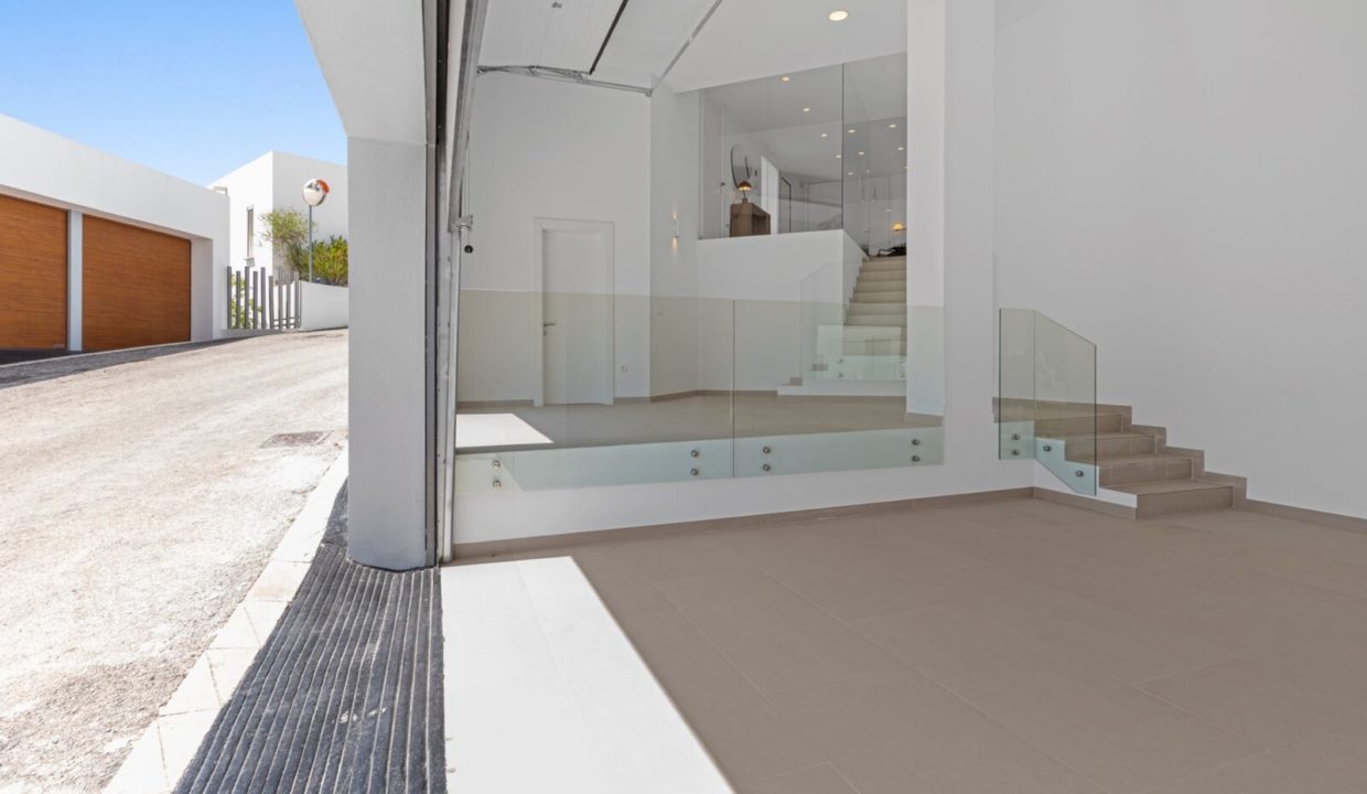 15-three-car-garage-access-blanc-altea