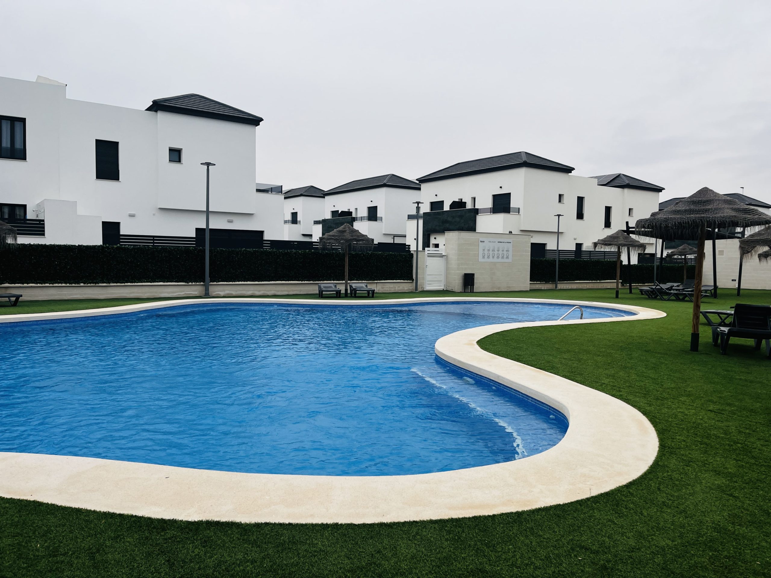 Nieuwbouw geschakelde woning in Gran Alacant vanaf € 350.000